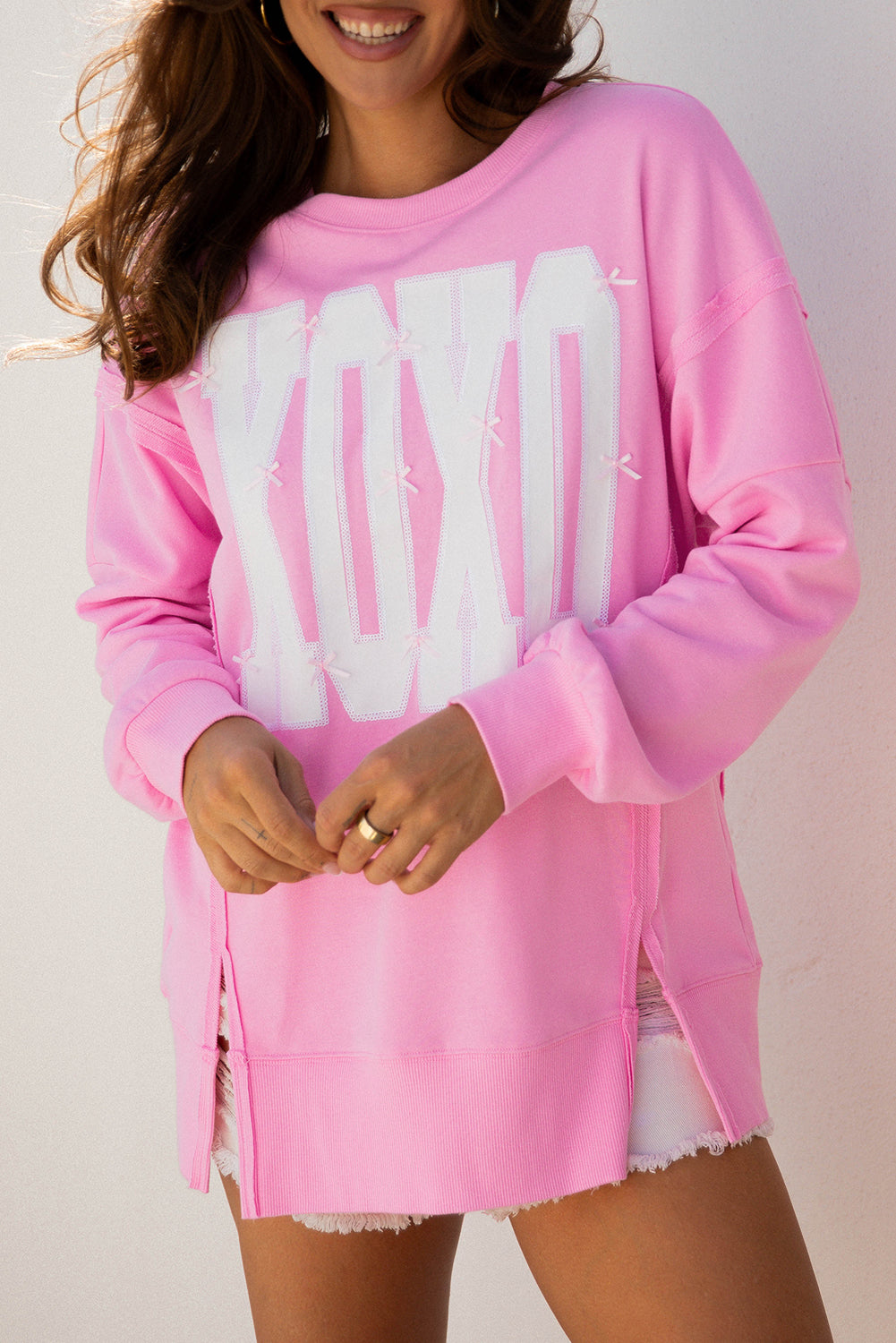 White Bow Sequin XOXO Letter Graphic Exposed Seam Baggy Sweatshirt